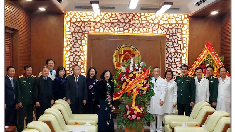 Товарищ Чыонг Тхи Май вручает цветы врачам и медицинскому персоналу Центрального военного госпиталя №108.