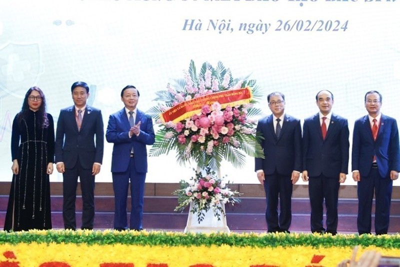 Вице-премьер Чан Хонг Ха вручает цветы руководителям Ханойского медицинского университета по случаю Дня вьетнамского врача. Фото: ВИА