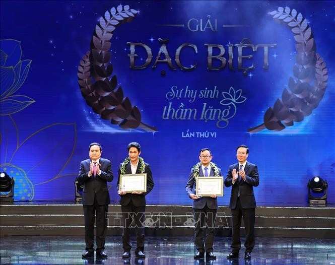 Президент Во Ван Тхыонг и Постоянный заместитель председателя НС Чан Тхань Ман вручают специальный приз. Фото: ВИА