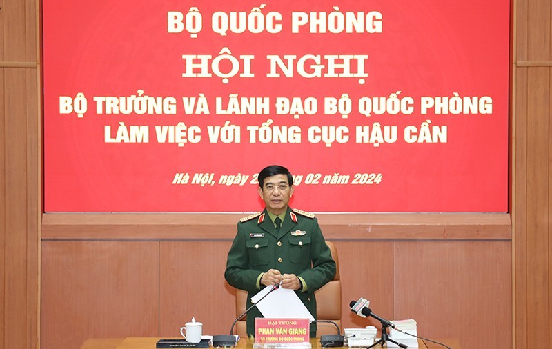 Генерал армии Фан Ван Жанг выступает на встрече.