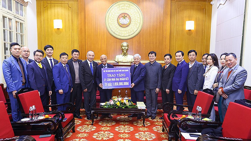 Товарищ До Ван Тьиен (9-й справа) принимает средства от председателя Ассоциации вьетнамских предпринимателей за рубежом Питера Хонга.