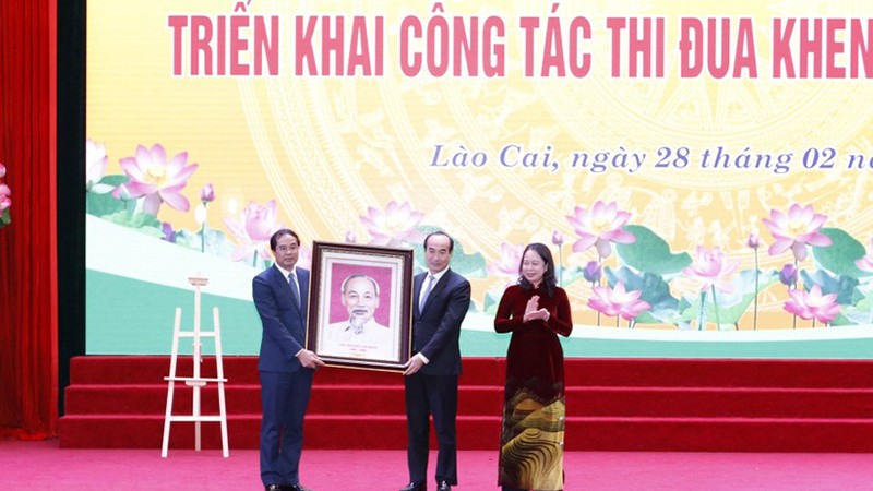 Вице-президент Во Тхи Ань Суан вручает портрет Дяди Хо партийной организации и жителям провинции Лаокай. Фото: ВИА