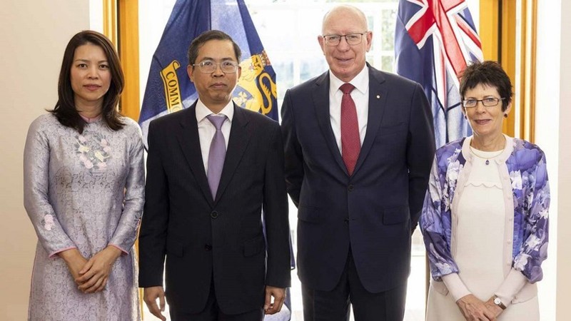 Посол Вьетнама в Австралии Фам Хунг Там с супругой фотографируется с Генерал-губернатором Австралии Дэвидом Херли с супругой. Фото: ВИА