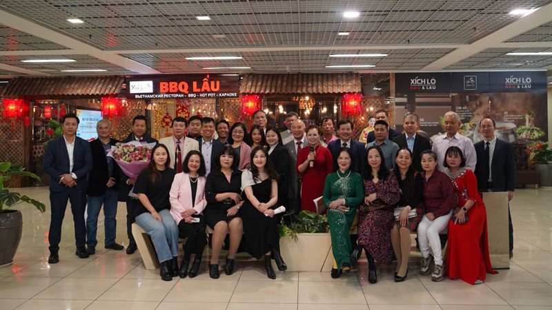 Члены Вьетнамской медицинской и фармацевтической ассоциации в России и гости фотографируются на память. Фото: ВИА