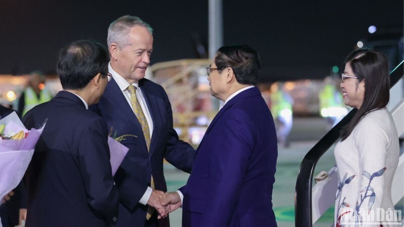 Премьер-министр Фам Минь Тьинь с супругой и высокопоставленная делегация прибыли в международный аэропорт Мельбурна. Фото: Нят Бак