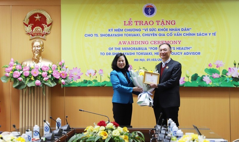 Министр здравоохранения Дао Хонг Лан вручает памятную медаль «За здоровье народа» доктору Собаяси Токуаки.