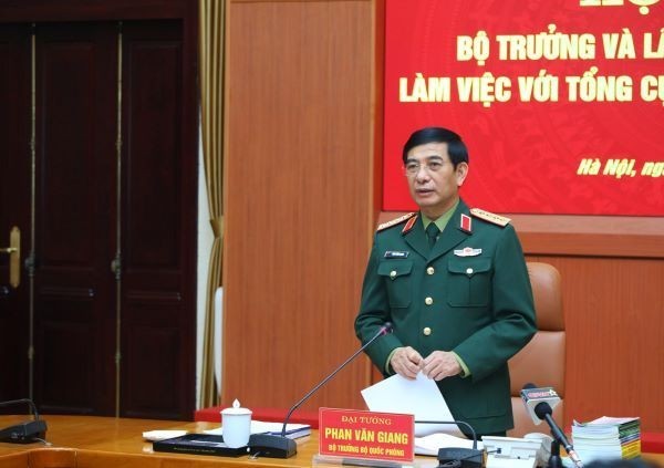 Генерал армии Фан Ван Жанг выступает на конференции.