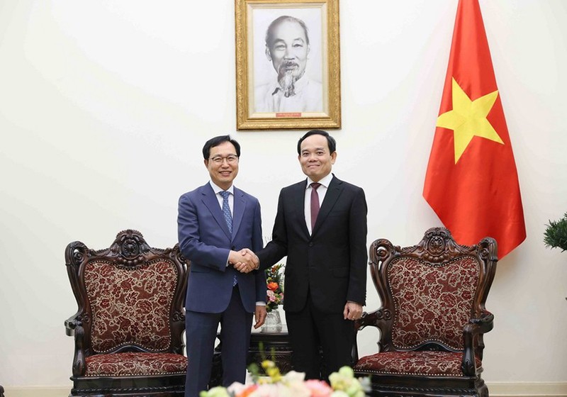 Вице-премьер Чан Лыу Куанг и генеральный директор комплекса «Samsung Vietnam» Чхве Джу Хо. Фото: ВИА