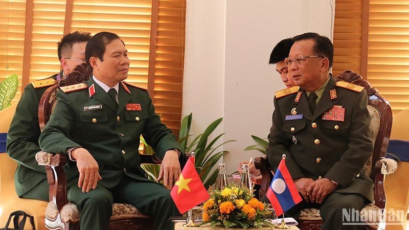 Генерал-полковник Нгуен Тан Кыонг и Вице-премьер, Министр обороны Лаоса генерал армии Тянсамон Тяннялат. Фото: Чинь Зунг