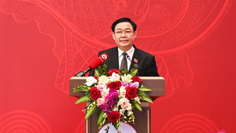 Председатель НС Вьетнама Выонг Динь Хюэ выступает с заключительной речью.