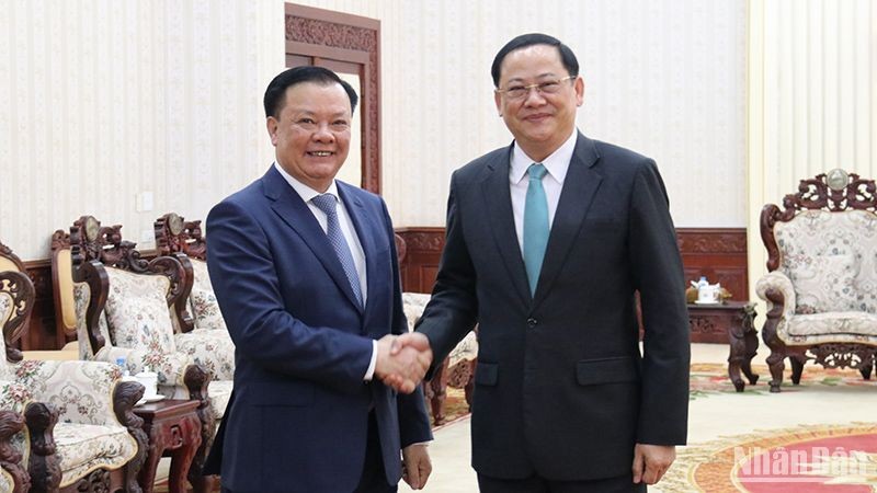 Секретарь Парткома Ханоя Динь Тиен Зунг (слева) и Премьер-министр Лаоса Сонесай Сипхандон. Фото: Чинь Зунг