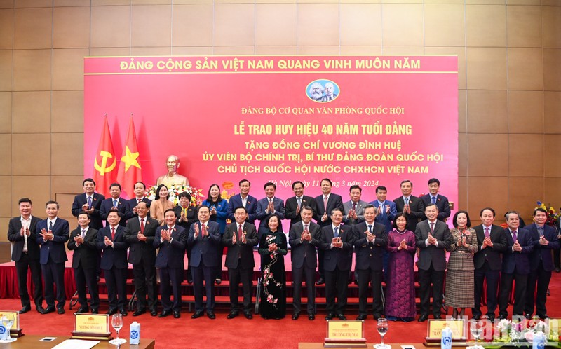 Председатель НС Выонг Динь Хюэ, руководители Партии, Государства, НС и делегаты на мероприятии. Фото: Зюи Линь