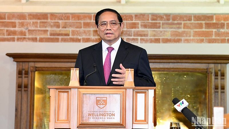 Премьер-министр Фам Минь Тьинь выступает с политической речью в Университете Виктории. Фото: Тхань Жанг