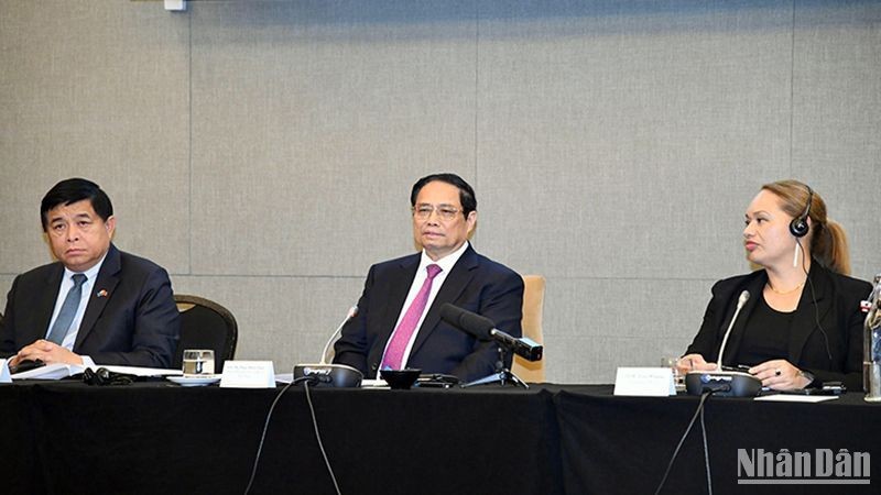 Премьер-министр Фам Минь Тьинь на беседе. Фото: Тхань Жанг