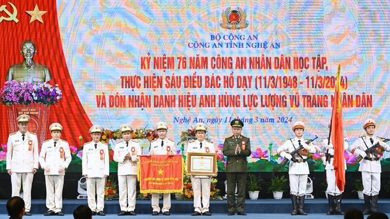 Генерал армии То Лам вручает Силам общественной безопасности провинции Нгеан решение о присвоении звания «Герой народных вооруженных сил».