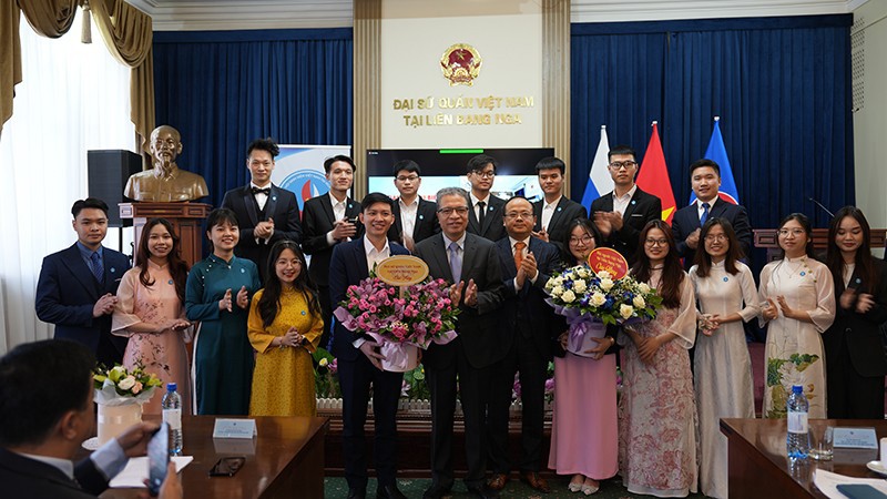 Посол Данг Минь Кхой и Председатель До Суан Хоанг вручают поздравительные цветы исполнительному комитету Ассоциации. Фото: Суан Хынг