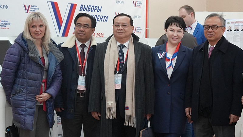 Группа наблюдателей АИПА на избирательном участке в Москве. Фото: Суан Хынг