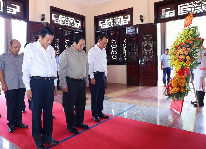 Премьер-министр Фам Минь Тьинь и делегация почитают память Председателя Совета министров Фам Хунга. Фото: ВИА