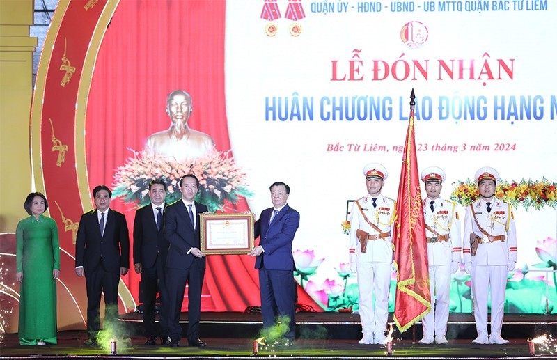 Товарищ Динь Тиен Зунг вручает району Бактылием Орден Труда второй степени.