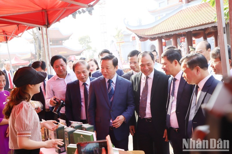 Вице-премьер Чан Хонг Ха и делегаты посещают стенды, на которых представлена местная продукция OCOP.