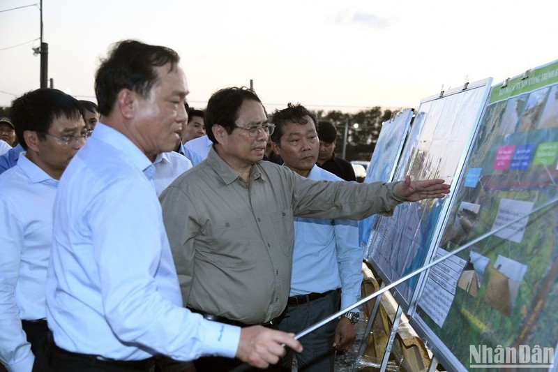 Премьер-министр Фам Минь Тьинь инспектирует морскую дамбу Гоконг.