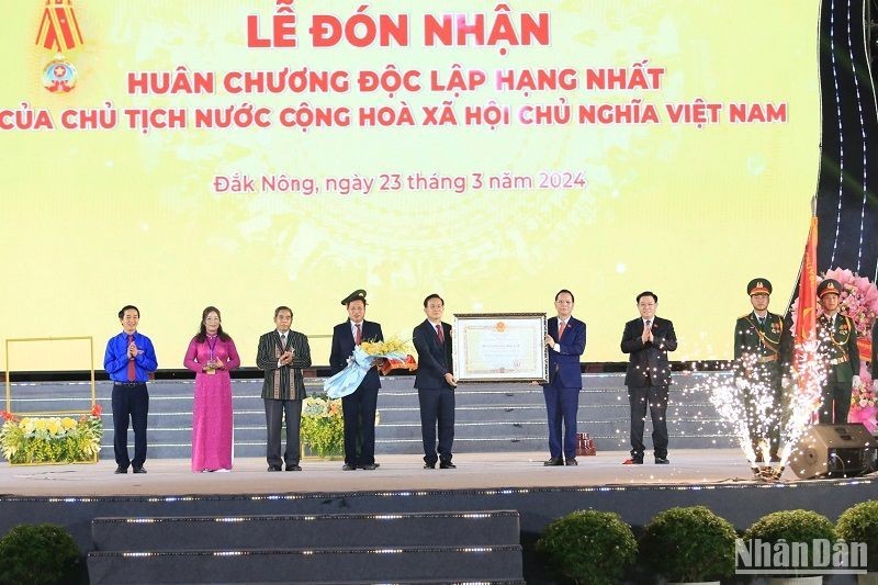 Председатель НС Выонг Динь Хюэ вручает Орден Независимости первой степени партийной организации, властям и жителям провинции Дакнонг.