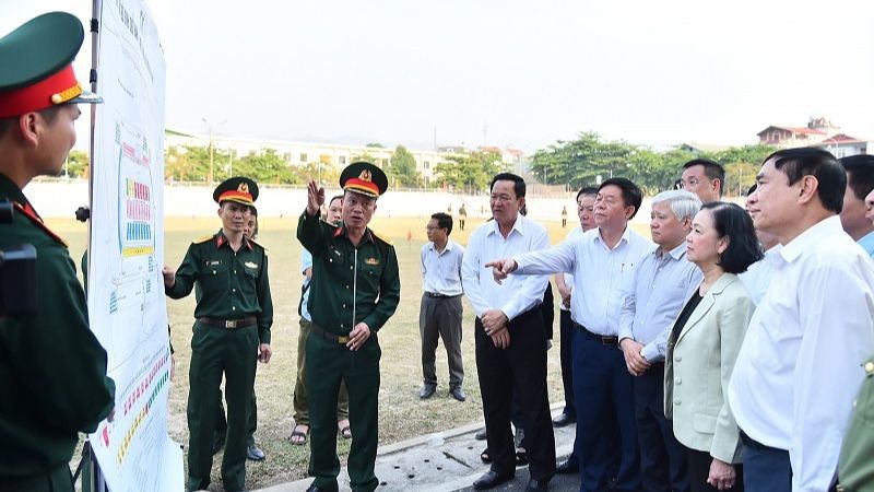 Товарищ Чыонг Тхи Май проверяет ход подготовки к параду на провинциальном стадионе Дьенбьен.