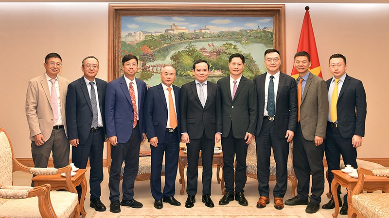 Вице-премьер Чан Лыу Куанг принимает делегацию. Фото: VGP