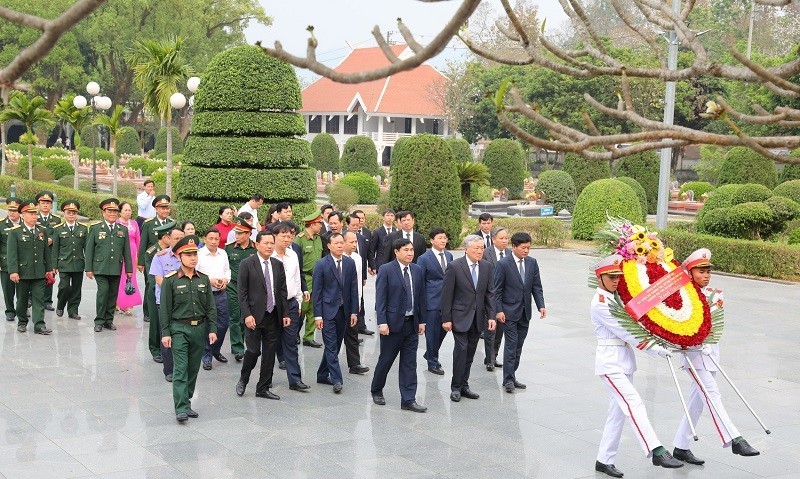 Товарищ Нгуен Хоа Бинь и делегация чтят память героев-павших бойцов на кладбище павших бойцов А1.