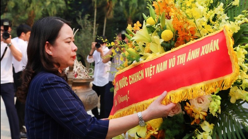 И.о. Президента Во Тхи Ань Суан возлагает цветы в память о Президенте Хо Ши Мине в безопасной зоне Диньхоа.