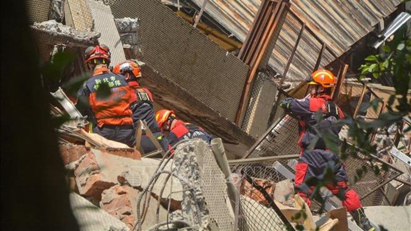 Спасатели ищут жертв под завалами после землетрясения на Тайване (Китай), 3 апреля 2024 года. Фото: AFP/ВИА