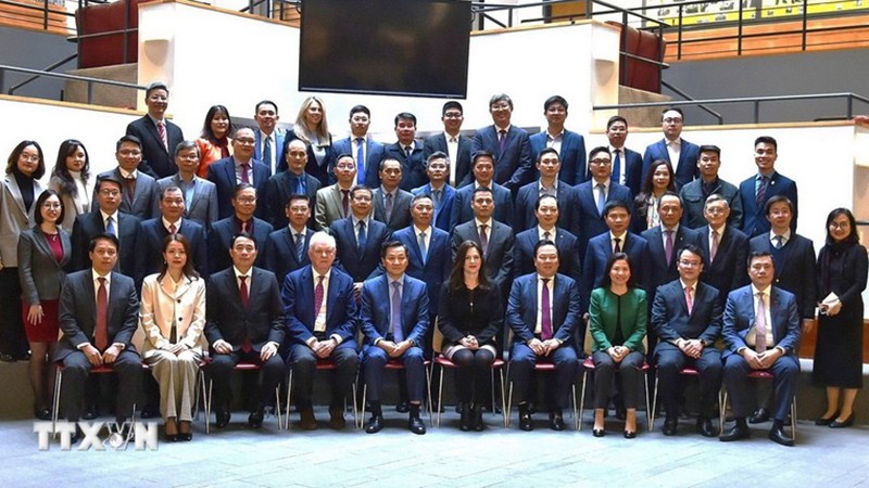 Члены вьетнамской делегации фотографируются с руководителями Гарвардского университета. Фото: ВИА