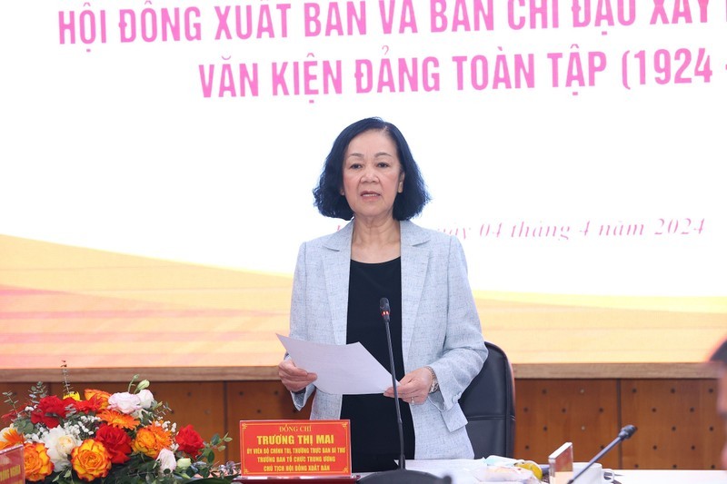 Постоянный член Секретариата Чыонг Тхи Май выступает с речью.