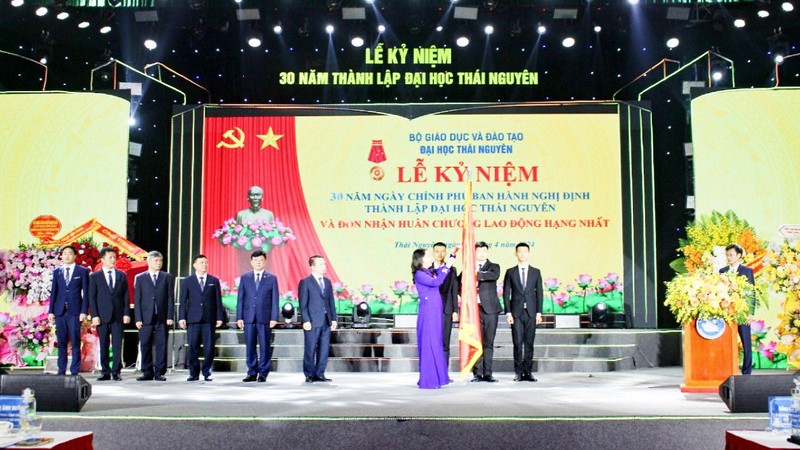 И.о. Президента Во Тхи Ань Суан вручает Университету Тхайнгуен Орден Труда первой степени.