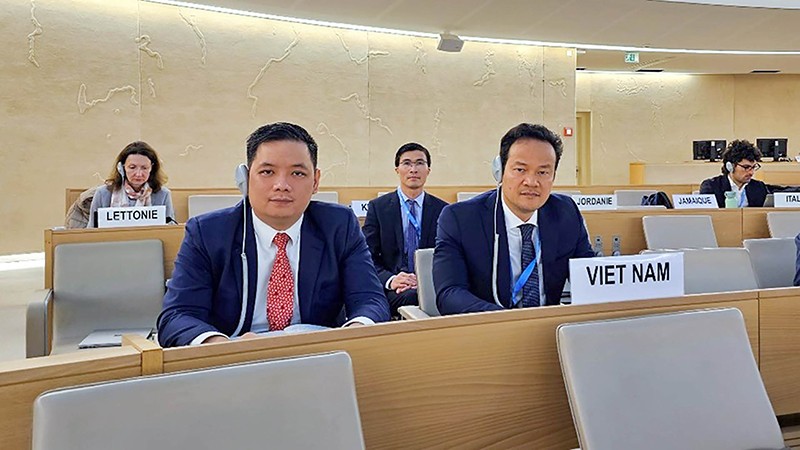 Посол Май Фан Зунг (справа) на сессии. Фото: Постоянная миссия Вьетнама в Женеве