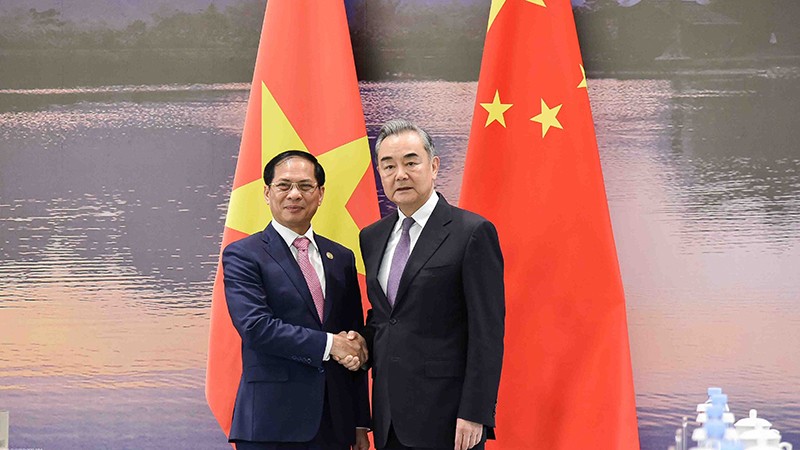 Глава МИД Вьетнама Буй Тхань Шон и Глава МИД Китая Ван И. Фото: baoquocte.vn