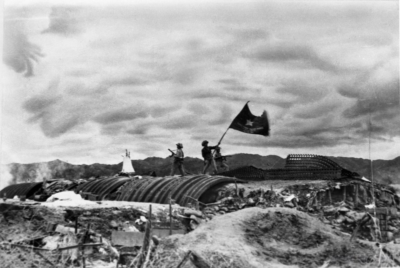 7 мая 1954 года весь укрепленный лагерь противника в Дьенбьенфу был уничтожен нашими войсками, на крыше разгромленного бункера французского колониального генерала де Кастри развевался флаг «Решительно боремся, решительно побеждаем». Фото: ВИА