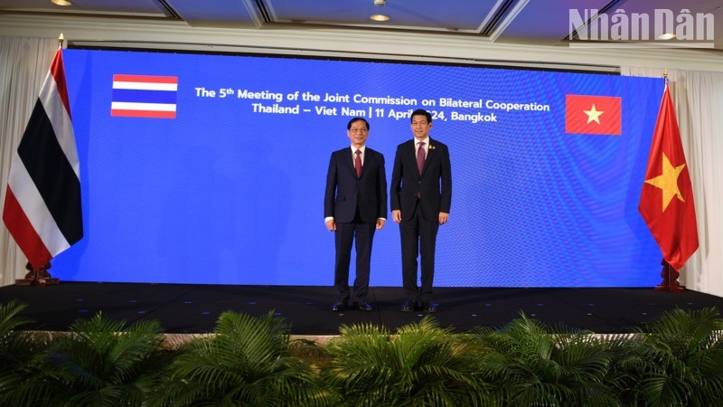 Министр иностранных дел Вьетнама Буй Тхань Шон и Вице-премьер, Министр иностранных дел Таиланда Парнпри Бахиддха-Нукара.