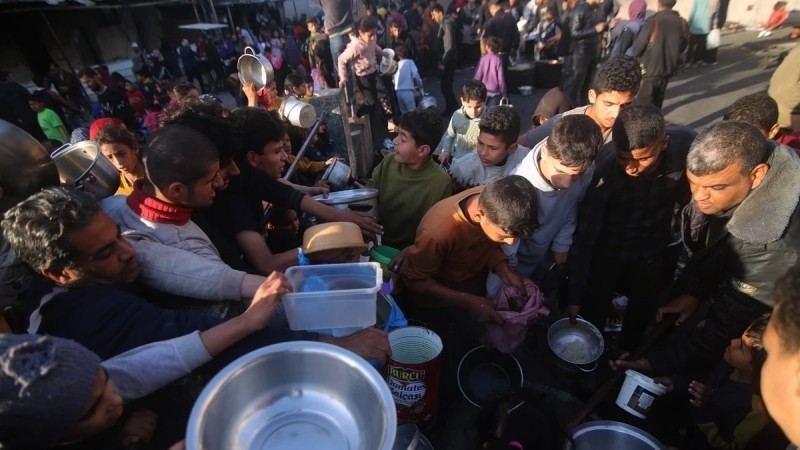 Люди ждут раздачи еды в городе Рафах (сектор Газа). Фото: Синьхуа/ВИА