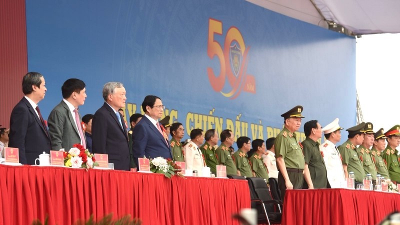Премьер-министр Фам Минь Тьинь и руководители на церемонии. Фото: Чан Хай