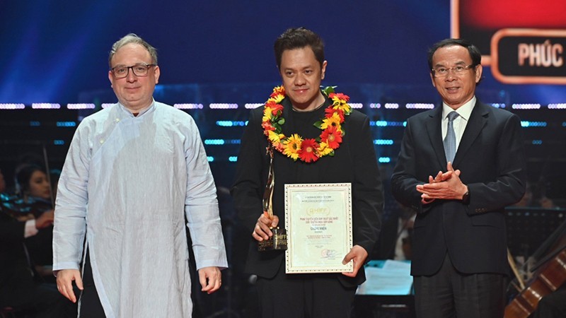 Товарищ Нгуен Ван Нэн (справа) вручает награду за лучший фильм. Фото: Куок Тхань