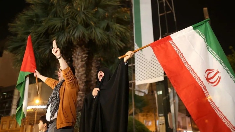 Иранцы вышли на улицы после нападения на Израиль. Фото: Рейтер