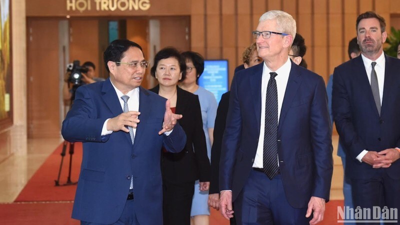 Премьер-министр Вьетнама Фам Минь Тьинь и Генеральный директор Apple Тим Кук. Фото: Чан Хай