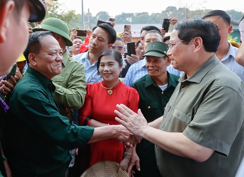 Премьер-министр Фам Минь Тьинь на встрече с людьми, посещающими мемориальный комплекс Командования операции Дьенбьенфу. Фото: Нят Бак