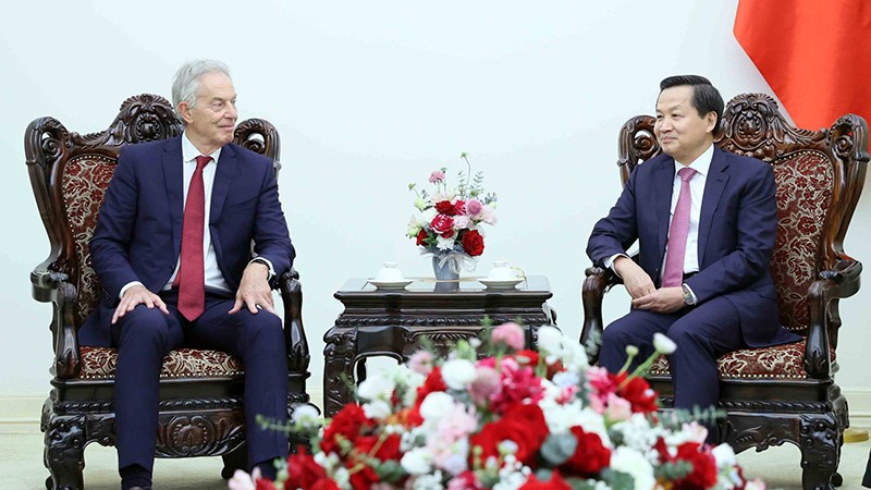 Вице-премьер Ле Минь Кхай принимает г-на Тони Блэра. Фото: VGP