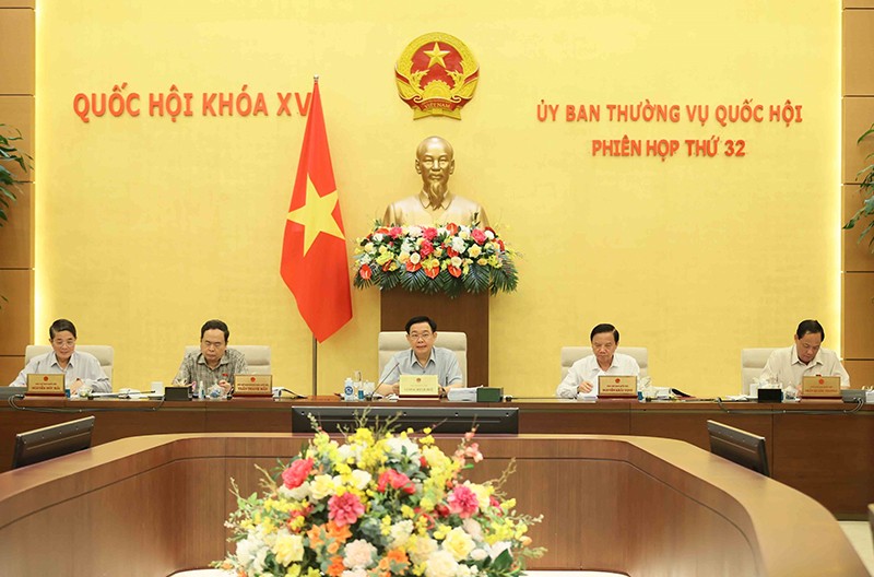 Председатель НC Выонг Динь Хюэ и заместители председателя НС на заседании. (Фото: ВИА)