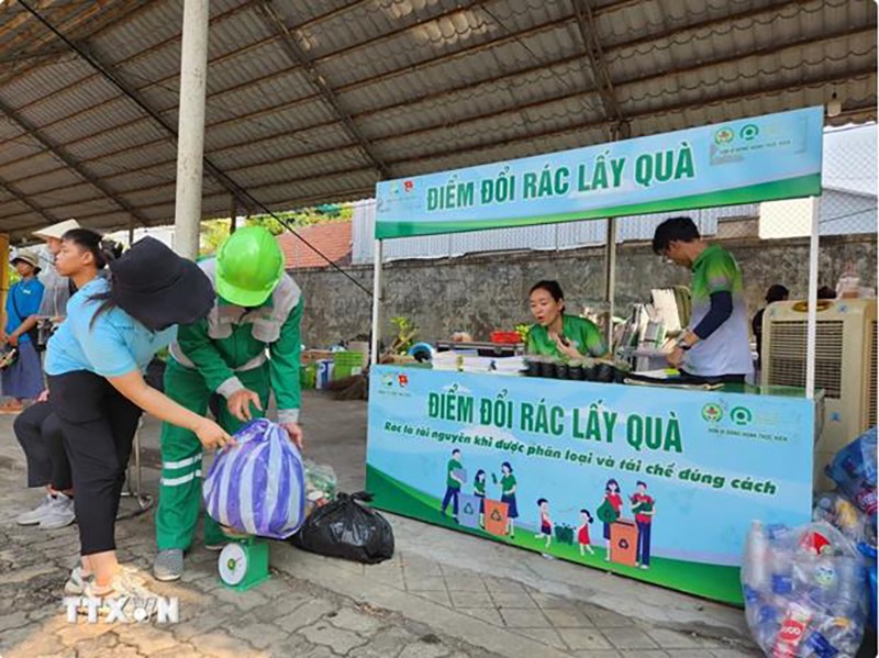 Жители Хюэ обменивают мусор на подарки в День борьбы с пластиком в провинции Тхыатхиен-Хюэ в 2024 году. Фото: ВИA