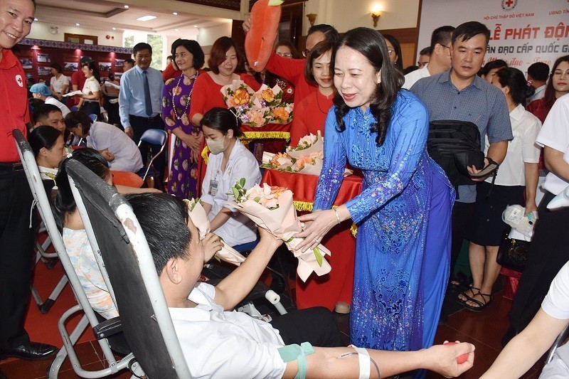 И.о. Президента Во Тхи Ань Суан вручает цветы в знак благодарности людям, которые сдают кровь в рамках Национального гуманитарного месяца 2024 года.