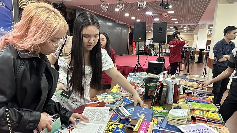 Студенты с интересом посещают книжную ярмарку. Фото: Тхюи Ван