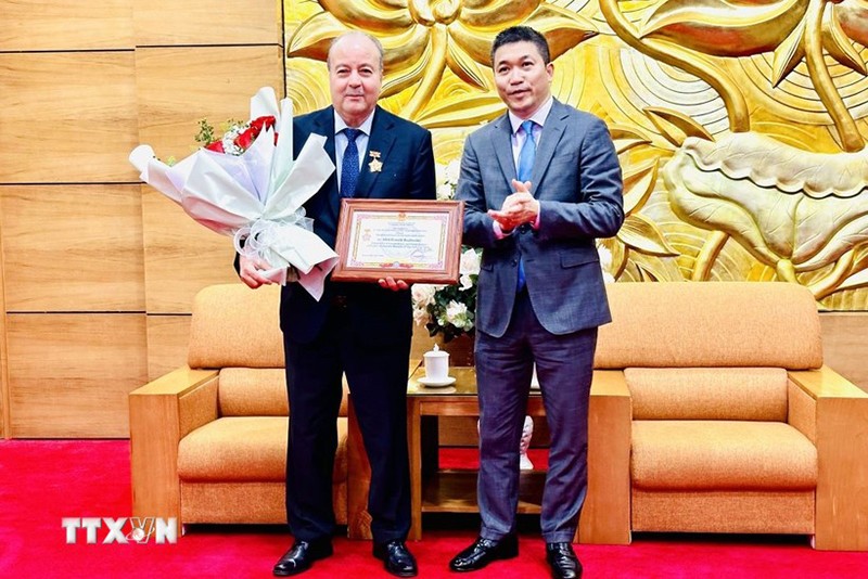 Председатель СОДВ Фан Ань Шон вручает памятную медаль Послу Алжира во Вьетнаме Абдельхамиду Бубазину. Фото: ВИА